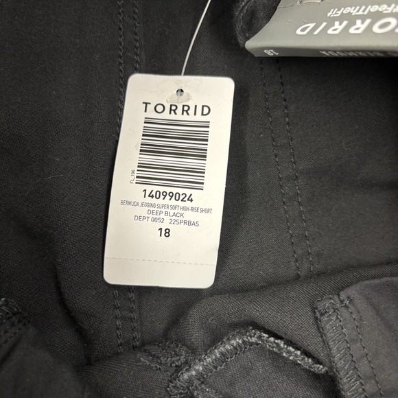 NEW Torrid Jeggings Stretch Shorts Black Womens Size 18 Denim 3 Button Jorts - Picture 7 of 9